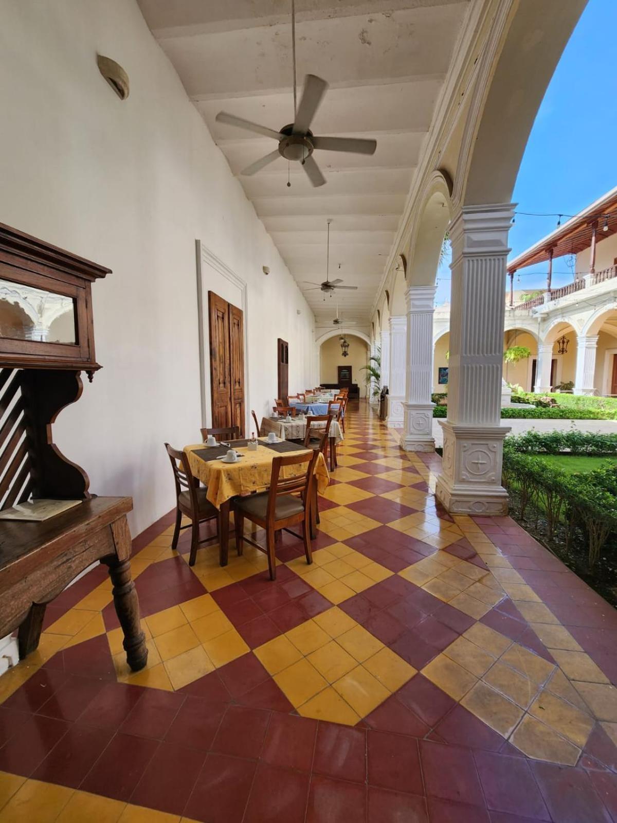 Hotel La Perla Leon Bagian luar foto