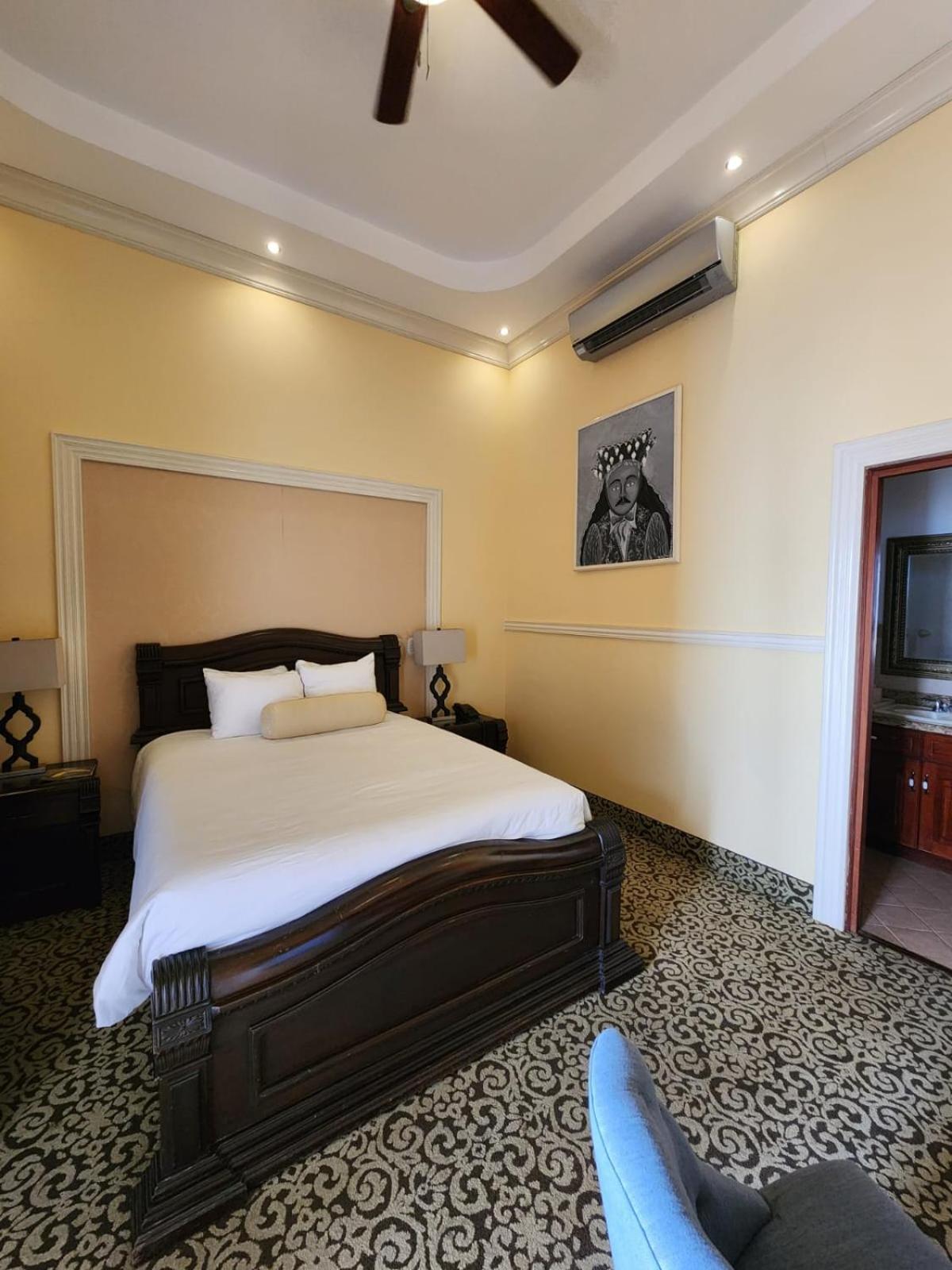 Hotel La Perla Leon Bagian luar foto
